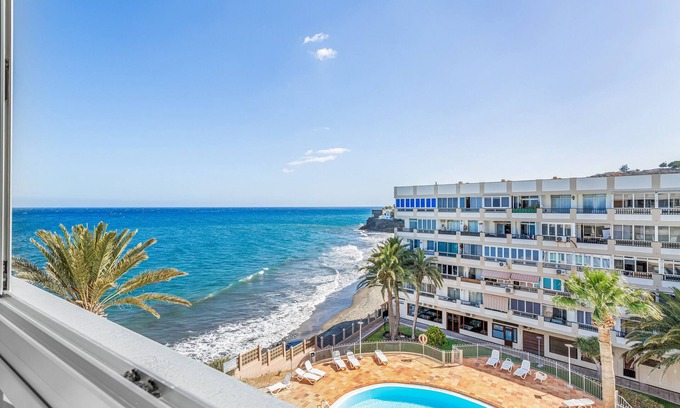 Playa del Aguila Apartamento | Apartamento de vacaciones 'Recién reformado frente al mar' con vistas al mar y aire acondicionado