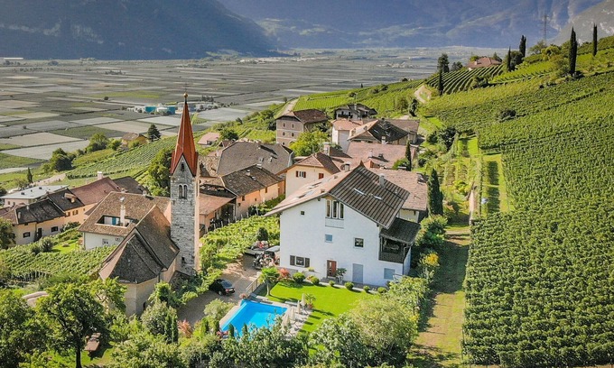 Termeno Sulla Strada del Vino Apartamento | Vacation apartment with pool and valley view in the Lake Kaltern region