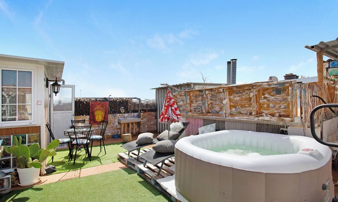 Castillo del Romeral Apartamento | Apartamento de vacaciones 'Casa Siryo' con vistas a la montaña, terraza privada y Wi-Fi