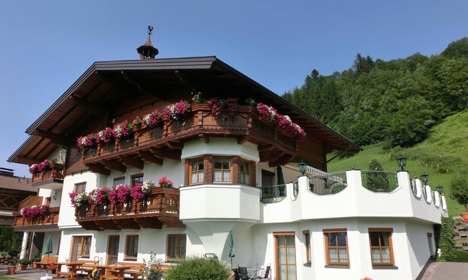 Alpendorf Apartamento | Apartamento de vacaciones Landhaus Gruber con vistas a la montaña