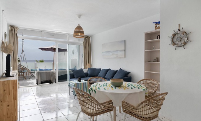Puerto del Carmen Apartamento | Apartamento de vacaciones 'Vistamar' con vistas al mar y Wi-Fi