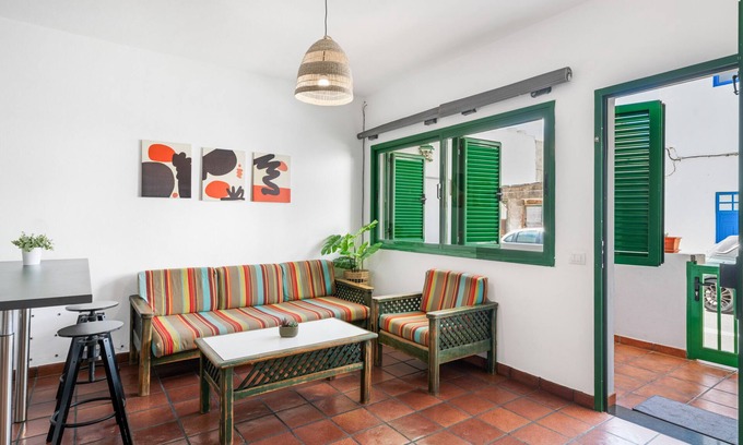 Caleta de Famara Apartamento | Apartamento de vacaciones 'Famarabeach' con vistas a la montaña, terraza privada y Wi-Fi