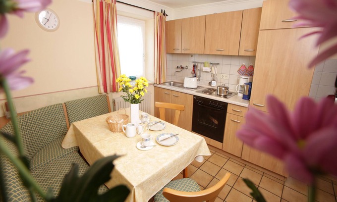 Kirchanschoring Apartamento | Vacation apartment no. 5 up to 4 persons, 45 sqm, on the ground floor with 2 bedrooms, terrace with view towards the lake