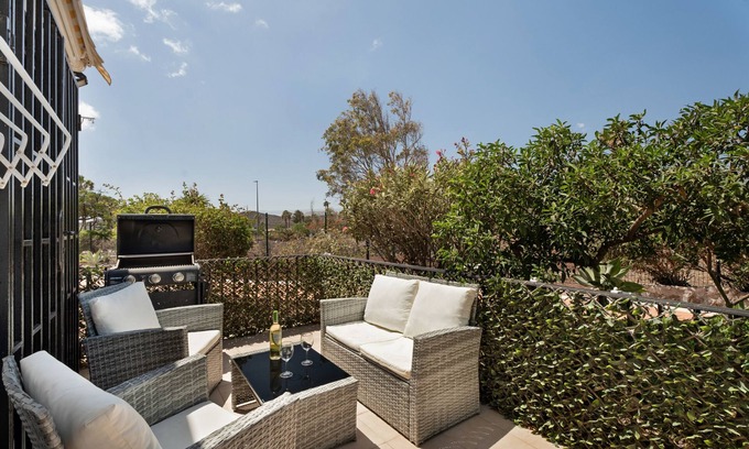 San Miguel de Abona Apartamento | Apartamento de vacaciones 'Adelfa Golf' con vistas a la montaña, piscina compartida y Wi-Fi