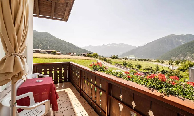 Burgusio Apartamento | Pet-friendly Vacation Apartment Sonnenhof SONNBLUME with Mountain View, Wi-Fi, Terrace & BBQ