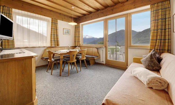 Burgusio Apartamento | Pet-friendly Vacation Apartment Sonnenhof SONNGARTEN with Mountain View, Wi-Fi, Terrace & BBQ