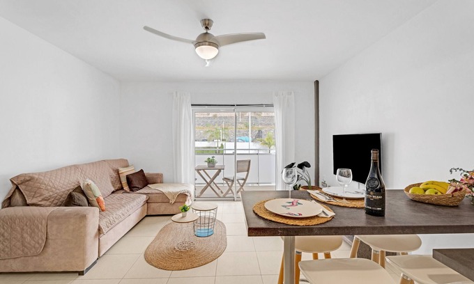 Bajamar Apartamento | Apartamento de vacaciones 'Bajamar En Armonía' con vistas a la montaña, piscina compartida y Wi-Fi