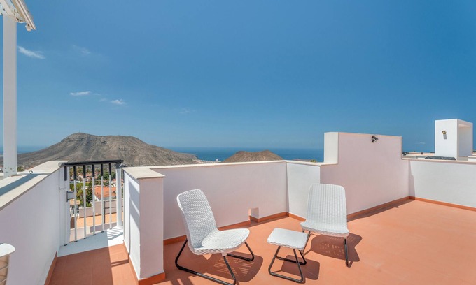 Chayofa Apartamento | Apartamento de vacaciones 'Blue with Amazing View' con vistas al mar, piscina compartida y Wi-Fi