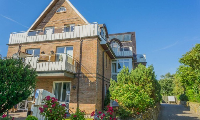 Wenningstedt-Braderup Apartamento | Vacation apartment by the village pond for up to 2 people with balcony.