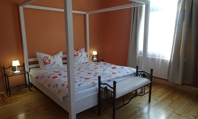 Niederpoyritz Apartamento | Vacation apartment in a historic villa for up to 6 people