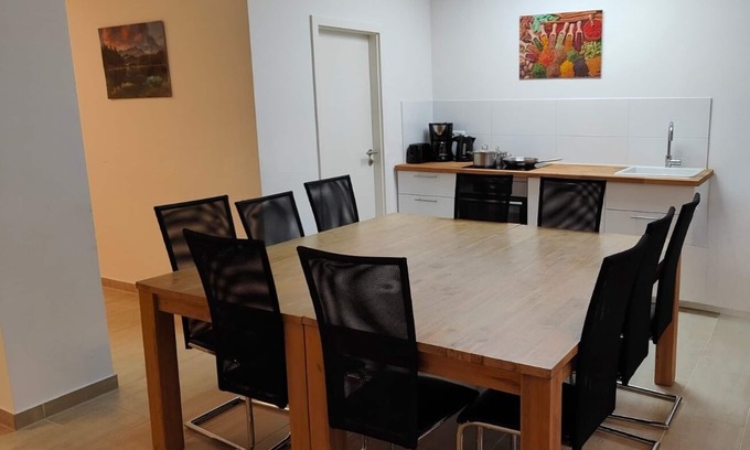 Sanderau Apartamento | Apartamento en planta baja con aire acondicionado, terraza, estacionamiento directamente en frente de la puerta.