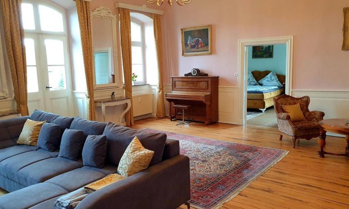 Hilbringen Apartamento | Vacation apartment in the castle "Hesse von Hilbringen" - Schloss Hilbringen