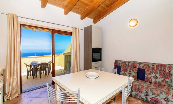 Paduledda Apartamento | Apartamento de vacaciones "Case Aquafan Mare 1" con vistas al mar, vistas a la montaña y terraza