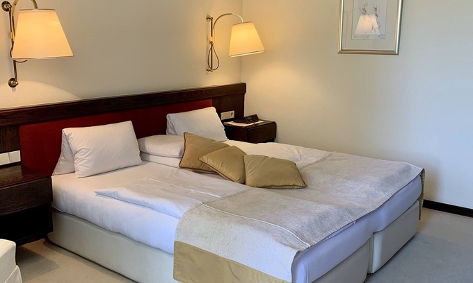 Faak am See Apartamento | Vacation apartment Mittagskogel 4 in the Dietrichsteinerhof with lake access