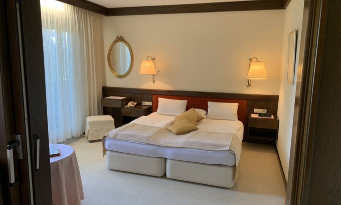 Faak am See Apartamento | Vacation apartment Mittagskogel 5 in the Dietrichsteinerhof with lake access