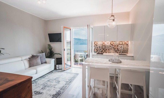 Gargnano Apartamento | Apartamento de vacaciones "Montelago" con Wi-Fi, balcón y piscina