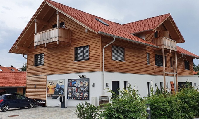 Konigsdorf Apartamento | Vacation apartment south of Munich Zugspitze view, Swiss stone pine furniture, cycle path