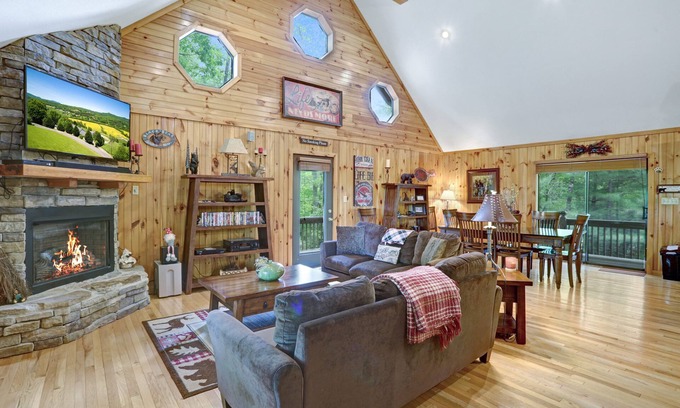 Unaka Casa | Vacation at a family & pet friendly cabin in the Blue Ridge mountains!