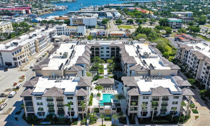 Redevelopment Area Condominio | Vacation at the amazing NEW Quattro at Naples Square in the Heart of Downtown Naples!