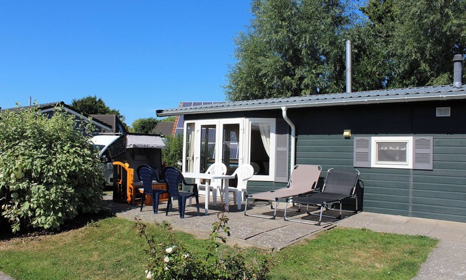 Dorumer Neufeld Casa | Vacation bungalow Mellumplate 12 with sun terrace and ground floor