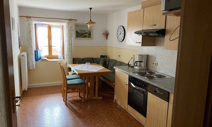 Breitbrunn a. Chiemsee Apartamento | Vacation apartment for 2-6 persons, 70 sqm, 2 bedrooms, large living room, balcony. South-facing balcony