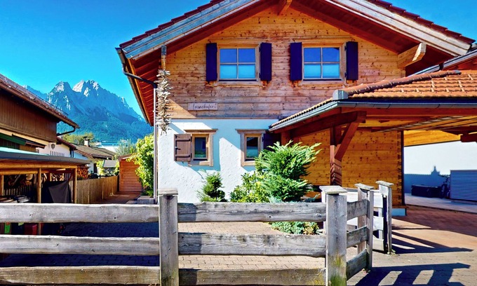 Garmisch-Partenkirchen Casa | Vacation living for the whole family directly at the Loisach river