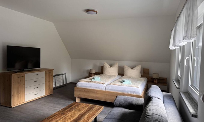 Reinhardtsdorf-Schoena Apartamento | Vacation apartment "Himmelsleiter", living/bedroom - Ferienhaus Barbarine