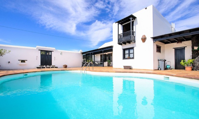 San Bartolome Villa | Vacaciones 'El Islote' con vistas a la montaña, piscina privada y Wi-Fi