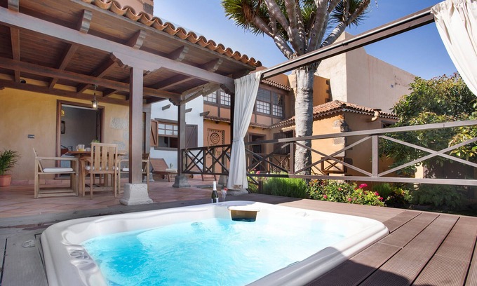 San Juan de la Rambla Casa | Casa de vacaciones 'La Casona De La Rambla' con vistas al mar, jardín privado, bañera de hidromasaje