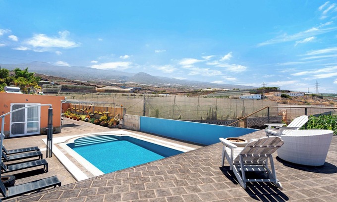 Playa San Juan Apartamento | Apartamento de vacaciones 'Finca La Calabacera Roja' con piscina compartida, terraza privada y Wi-Fi
