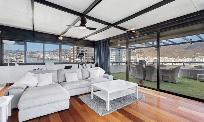 Santa Cruz de Tenerife Casa | Casa de vacaciones 'Piso De Lujo' con vistas al mar, Wi-Fi y aire acondicionado