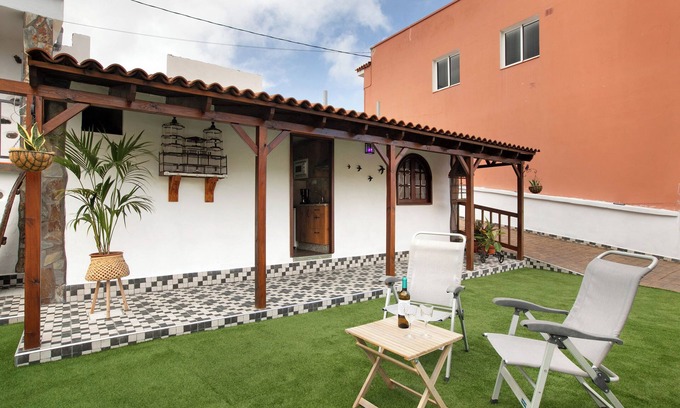 San Juan de la Rambla Casa | Casa de vacaciones 'Los Diablitos 5' con vistas a la montaña, terraza compartida y Wi-Fi