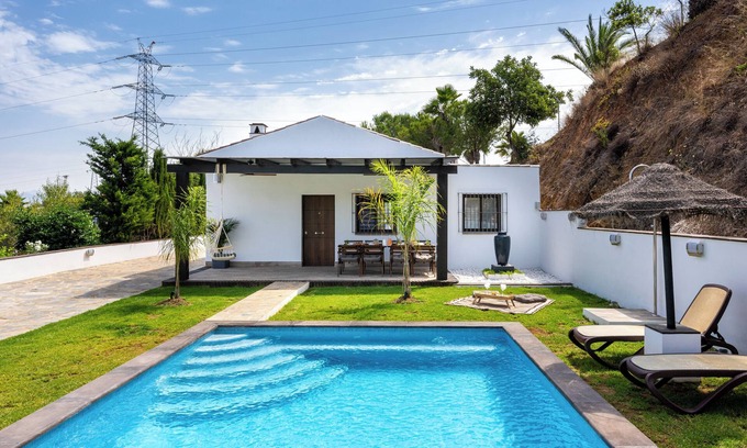 Alhaurín de la Torre Casa | Casa Kanmarala con vistas a la montaña, piscina y Wi-Fi