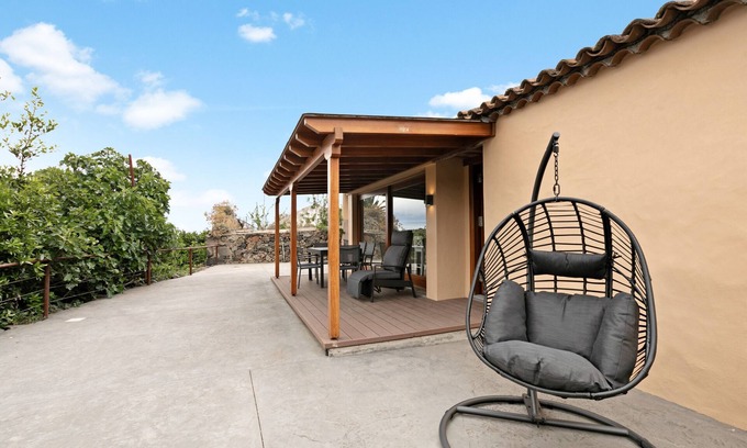 Buenavista del Norte Casa | Casa de vacaciones 'El Portillo 2' con vistas a la montaña, terraza privada y Wi-Fi