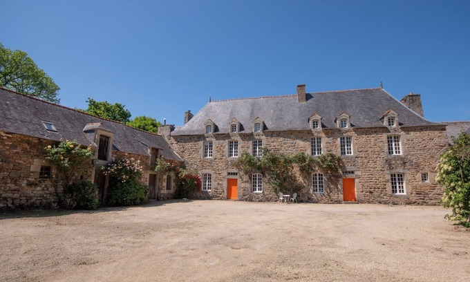 Pommerit-le-Vicomte Casa | Casa de vacaciones "Manoir Le Cosquer" con terraza privada, jardín privado y Wi-Fi