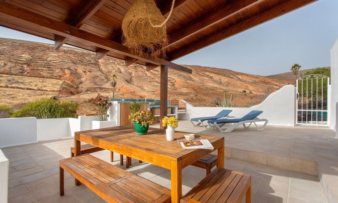 Haria Casa | Casa de vacaciones 'Casa Azul' con vistas al mar, terraza privada y Wi-Fi