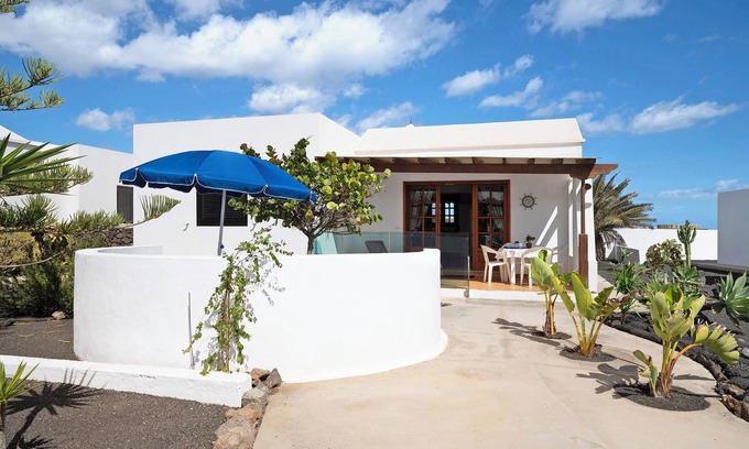Charco del Palo Casa | Casa de vacaciones "Casa Drago" con vistas al mar, terraza privada y Wi-Fi