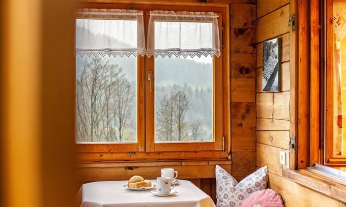 Bizau Casa | Casa de vacaciones "Dünser" con vistas a la montaña, en una ladera soleada