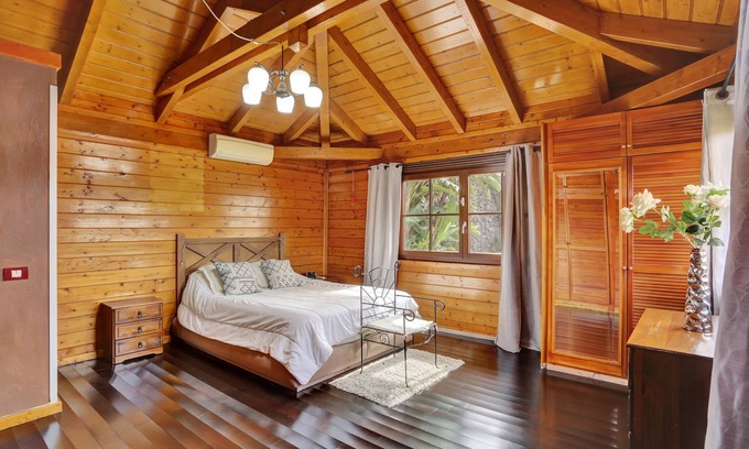 San Cristobal de La Laguna Casa | Vacation Home 'El Jardin De Gabriel' with Mountain View, Wi-Fi and Air Conditioning