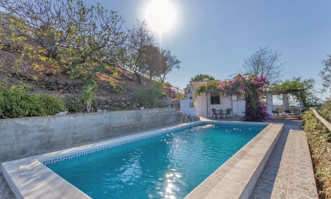Sayalonga Casa | Casa Encantadora Casa Rural piscina con vistas a la montaña y al mar, piscina y Wi-Fi