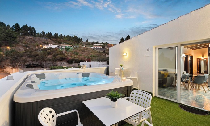 Cueva del Viento Apartamento | Casa de vacaciones "Ático Miranda" con bañera de hidromasaje, vistas al Teide y Wi-Fi