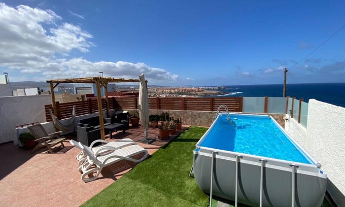 Telde Casa | Casa de vacaciones 'Olas De Plata' con vistas a la montaña, terraza privada y Wi-Fi