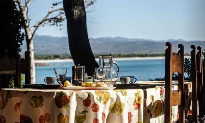 Porto Pino Villa | Casa de vacaciones 'Fronte Mare Al Porticciolo' con vistas al mar, zona de barbacoa y Wi-Fi