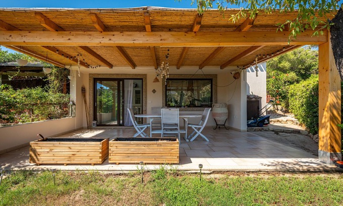 Villasimius Casa | Casa de vacaciones 'Il Bouganville' con vistas a la montaña, terraza y Wi-Fi