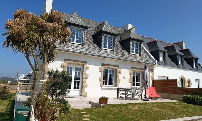 Plouescat Casa | Vacation home in Plouescat, sea view, feet in the water.