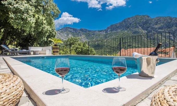 Zaostrog Casa | RECOMENDACIÓN! Casa vacacional con piscina climatizada, gran terraza con vistas al mar, barbacoa.