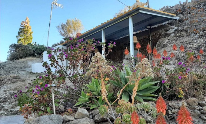 Artenara Casa | Casa de vacaciones 'La Cuevita De Hilario' con vistas a la montaña, terraza privada y jardín privado