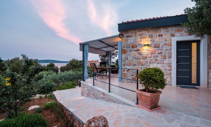 Zavala Casa | Holiday house LIMETA - Modern holiday home with sea views in a quiet area