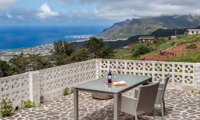 Tacoronte Casa | Casa de vacaciones 'Los Dragos Y Volcán' con vistas al mar, terraza privada y Wi-Fi
