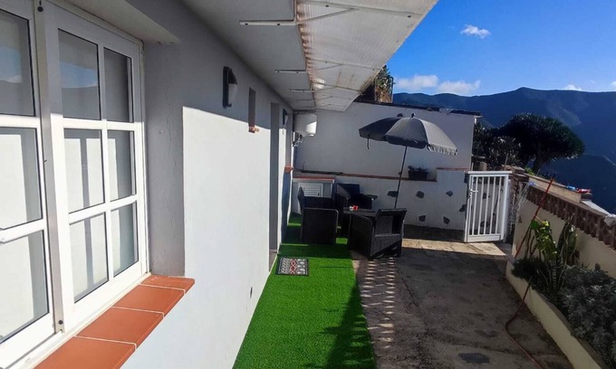 San Cristobal de La Laguna Casa | Casa de vacaciones 'Los Pinos' con vistas al mar y terraza privada